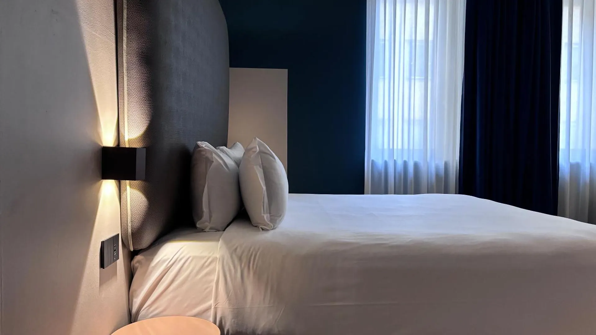 Av Hotel Milano  Милан
