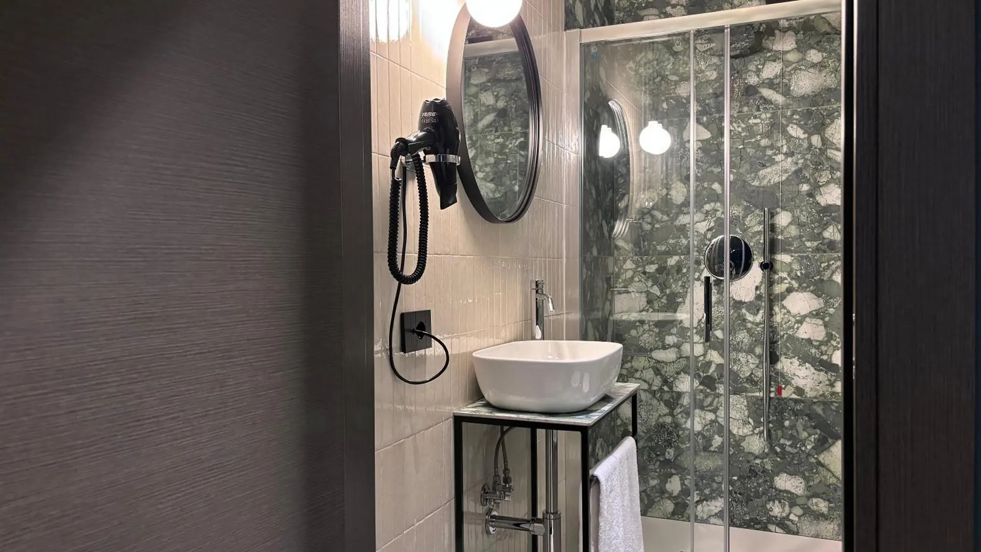 **  Av Hotel Milano Италия