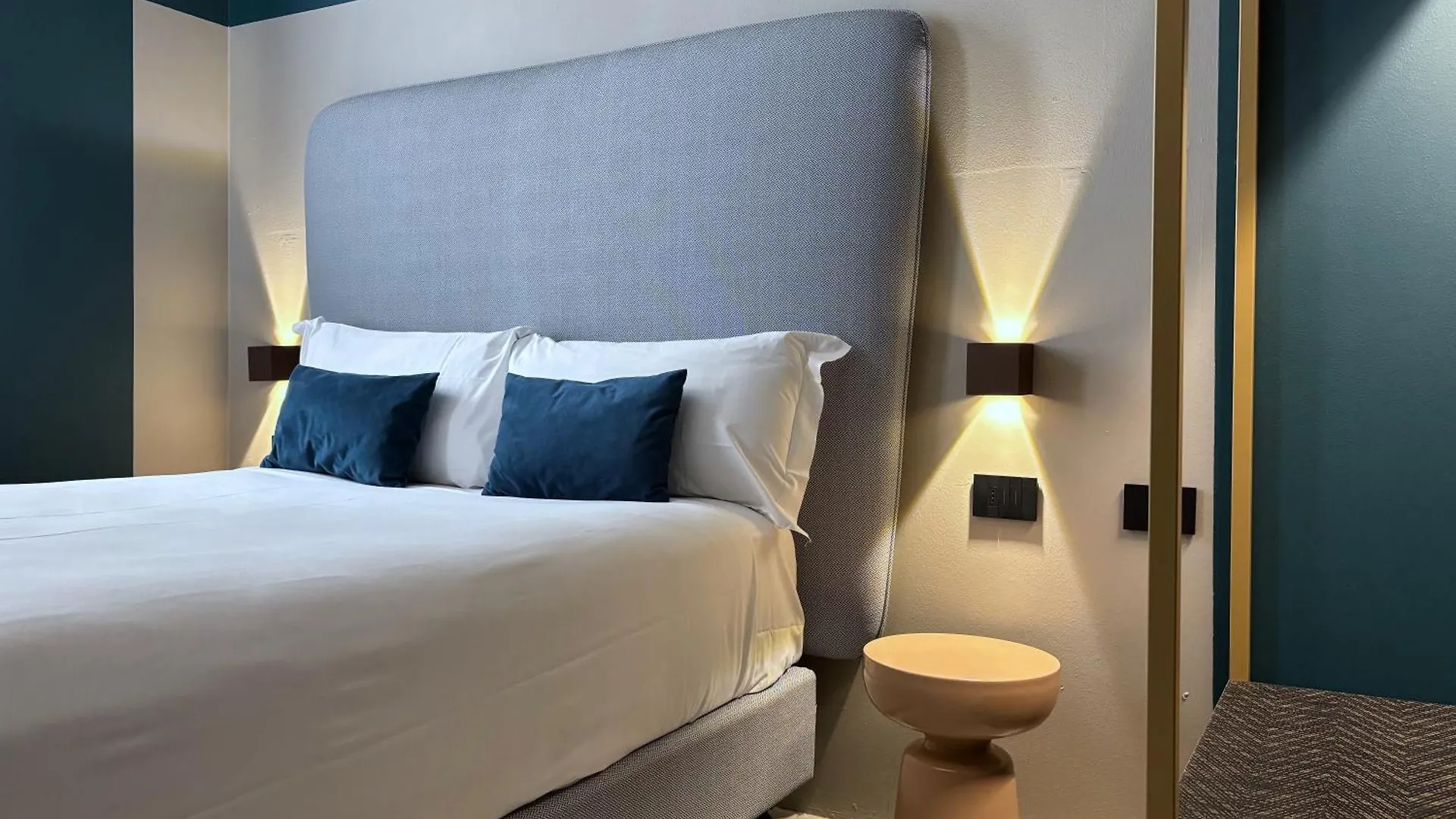 **  Av Hotel Milano Italy