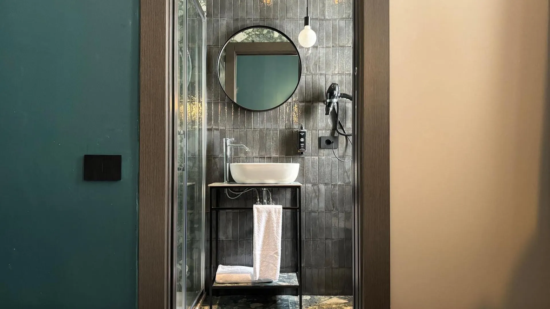 Av Hotel Milano 2*, Milan Italy