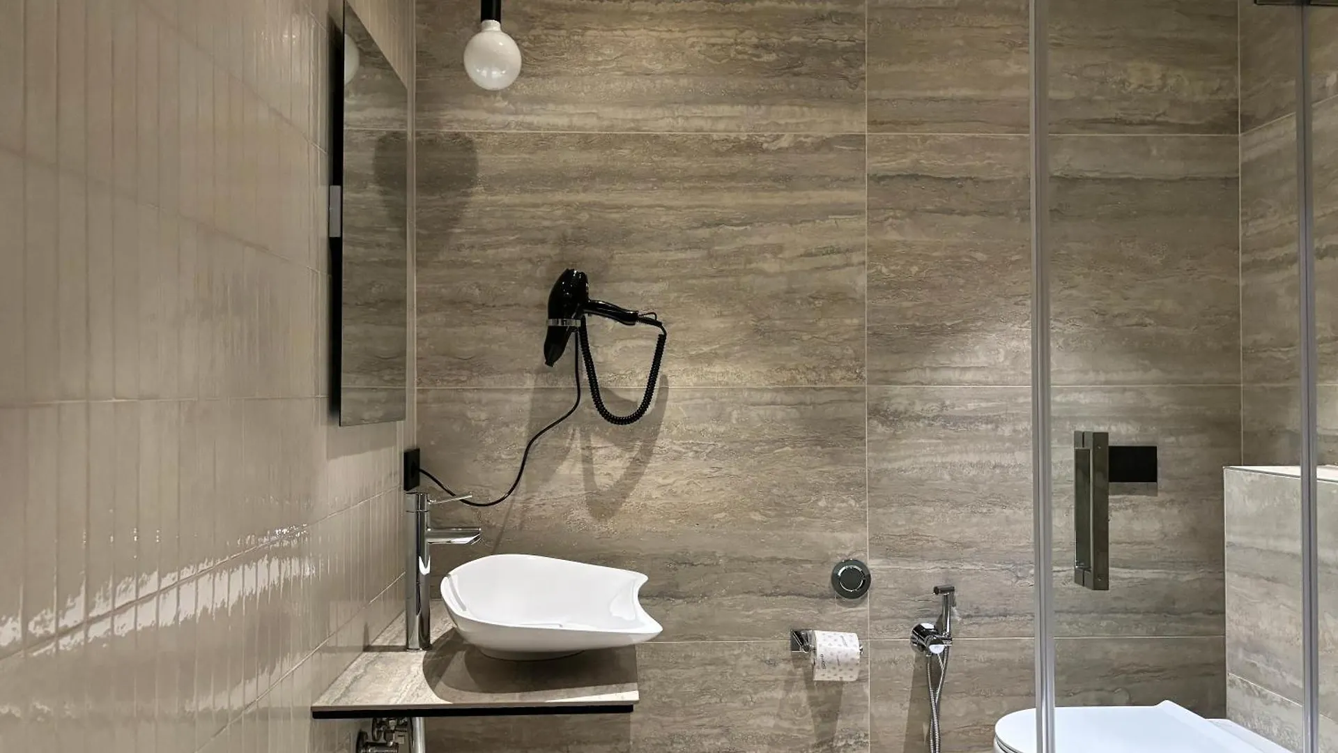 Av Hotel Milano 2*, Milan
